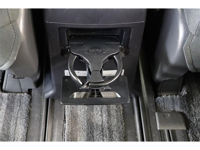 センターコンソールの後方には格納式のドリンクホルダーを装備しています。使わないときは格納しておけるので邪魔になりません。