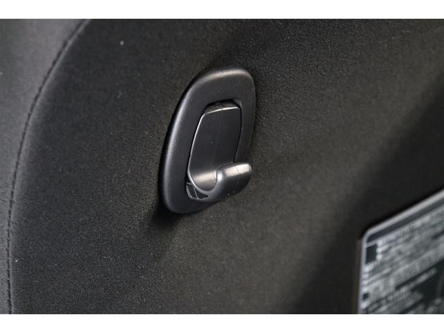 シートバックには便利なフック付。お買い物袋をかけるのも良し、ゴミ袋をかけるのも良し、いろいろ使えてあると便利なアイテムです。シートバックにはタブレットや雑誌などの収納に便利なポケっとも備えています。