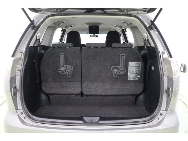 バックドアが大きく開き、開口部が大きく荷物の出し入れがしやすいラゲージスペースです。