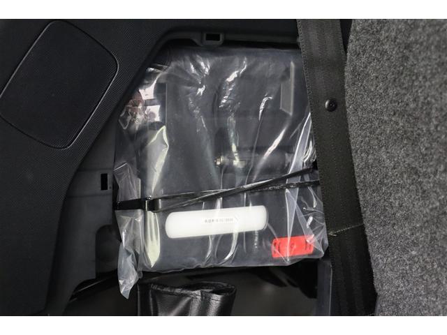 パンク修理キットを装備しています。最近は未使用のままで廃棄となるスペアタイヤが多いので、エコの観点からパンク修理キット付が増えています。軽量化によって燃費の向上にも一役かっているそうです。