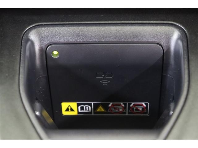 �c�u���ɂ��邱�ƂŎg���₷���ƃX�y�[�X���������߂��u�������[�d�B�X�}�[�g�t�H���₉�o�������������C�����X�ŏ[�d���܂��B�܂��A�ԓ��ɂ̓f�[�^�ʐM�^���d�p�ƁA���d�̂ݗp�̂t�r�a�[�q����������Ă��܂��B