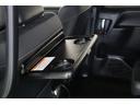 助手席のシートバックにはドリンクホルダー付のシートバックテーブルを装備しています。車内でランチやお菓子も置く場所に困りません。車内に散らかりがちな細々としたものを収納出来るポケットも装備しています。