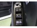 全ての窓が運転席から操作できます。今やほぼ当たり前ですが、無いと不便なアイテムですよね。ドアの施錠・解錠と連動してドアミラーが格納・復帰するオート電動格納機能も装備しています。