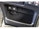 USBポートが装備されています。iPhoneやスマホの充電など、車内にあると便利なアイテムのひとつですね! 電源が複数あるとコードを差替える面倒もなく楽ですよ。USBは後席にも装備されています。