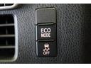 ECOモードはエアコンの利きなどを抑え、低燃費で走れるようサポートします。アクセル操作に対するレスポンスがゆるくなり、急発進や加速はしづらくなります。走行状況に応じてボタンで切替えることが出来ます。