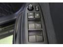 全ての窓が運転席から操作できます。今やほぼ当たり前ですが、無いと不便なアイテムですよね。ドアの施錠・解錠と連動してドアミラーが格納・復帰するオート電動格納機能も装備しています。