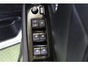 全ての窓が運転席から操作できます。今やほぼ当たり前ですが、無いと不便なアイテムですね。ドアの施錠・解錠と連動してドアミラーが格納・復帰するオート電動格納機能も装備しています。