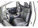 立体的でホールド感のあるシートは上質感のある合成皮革。運転席と助手席はシートヒーター付。シートとの密着面を換気するベンチレーションも備えているので、寒い時期も暑い時期も快適に過ごせます。