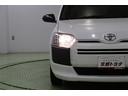 存在感のあるヘッドライトは暖色系で対向車にも優しい光のハロゲンです。ハロゲンはLEDと違い熱くなるので雪がライトに積もっても溶かしてくれます。オートハイビーム搭載で面倒なライトの切替えは不要です。