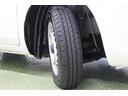 タイヤサイズ 155/80R14。シンプルなデザインのホイールキャップを装着しています。