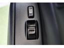 運転席の窓はパワーウインドウです。助手席と後部座席はクルクル回して開閉するタイプです。