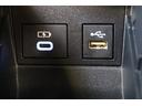 データ通信用と充電用のUSBポートが装備されています。iPhoneやスマートフォンを繋いで音楽を再生したり、充電したり。車内にあると便利なアイテムのひとつですね!