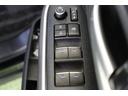 全ての窓が運転席から操作できます。今やほぼ当たり前ですが、無いと不便なアイテムですね。ドアの施錠・解錠と連動してドアミラーが格納・復帰するオート電動格納機能も装備しています。