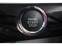 プッシュスタートです。キーを携帯しブレーキペダルを踏みこみ、ボタンを押すとエンジンがスタートします。鞄やポケットからキーを取り出さなくてもいいのは楽ですね。