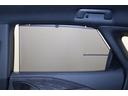 リヤドアには手動式のサンシェード付。しっかりとドアガラス一面を覆って直射日光を遮り、紫外線から髪やお肌を守ってくれます。後部座席の快適さとプライバシー保護に活躍してくれます。
