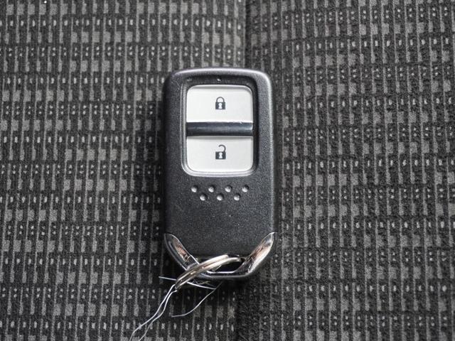 フィット １３Ｇ・Ｆパッケージファインエディション　ワンオーナー　７インチナビ　バックカメラ　ＥＴＣ　Ｂｌｕｅｔｏｏｔｈ　アイドリングストップ　盗難防止装置　禁煙車　スマートキー　ＣＤ　ＤＶＤ　オートエアコン　電動格納ドアミラー　いまコレ＋（18枚目）