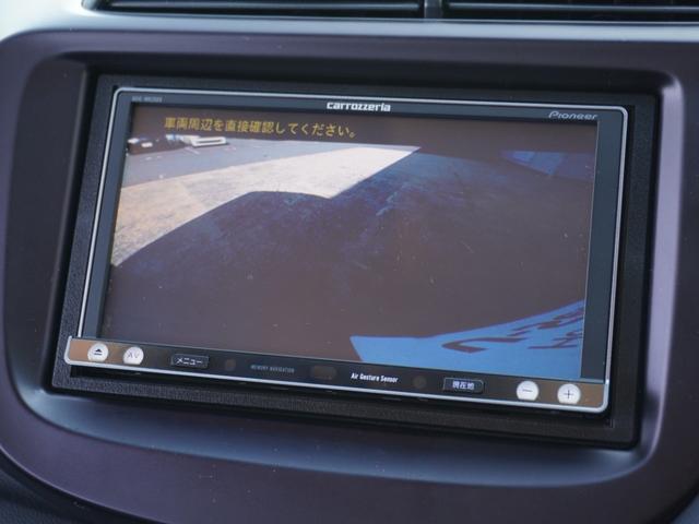 フィット シーズファインスタイル　ワンオーナー　７インチメモリーナビ　バックカメラ　ＥＴＣ　シートヒーター　Ｂｌｕｅｔｏｏｔｈ　オートエアコン　スマートキー　オートライト　フルセグＴＶ　盗難防止装置　パワーウインドウ　禁煙車（4枚目）