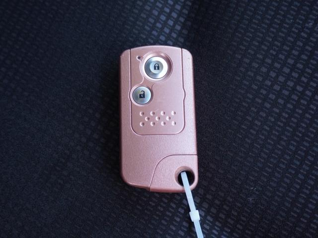 フィット シーズファインスタイル　ワンオーナー　７インチメモリーナビ　バックカメラ　ＥＴＣ　シートヒーター　Ｂｌｕｅｔｏｏｔｈ　オートエアコン　スマートキー　オートライト　フルセグＴＶ　盗難防止装置　パワーウインドウ　禁煙車（19枚目）