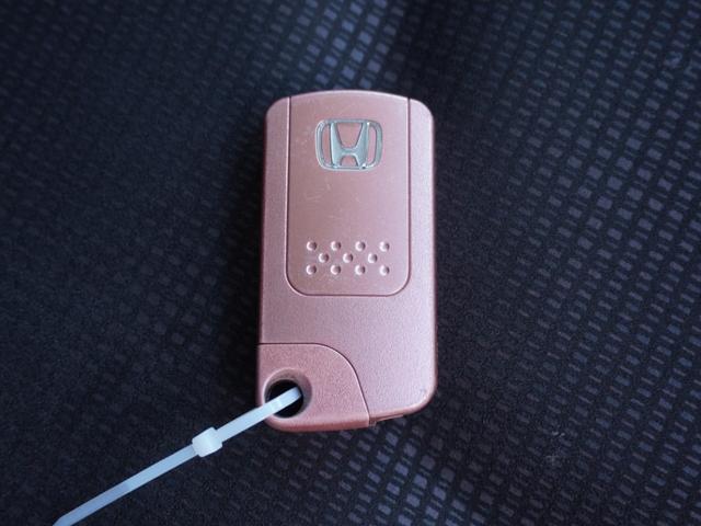 フィット シーズファインスタイル　ワンオーナー　７インチメモリーナビ　バックカメラ　ＥＴＣ　シートヒーター　Ｂｌｕｅｔｏｏｔｈ　オートエアコン　スマートキー　オートライト　フルセグＴＶ　盗難防止装置　パワーウインドウ　禁煙車（35枚目）
