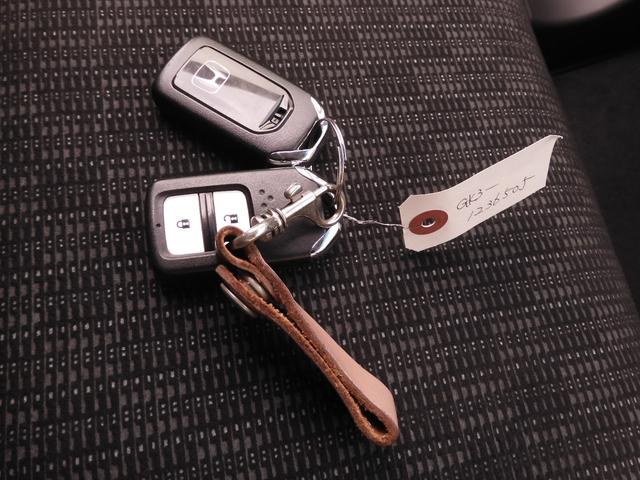 フィット １３Ｇ・Ｆパッケージファインエディション　ワンオーナー　７インチナビ　バックカメラ　ＥＴＣ　Ｂｌｕｅｔｏｏｔｈ　パドルシフト　アイドリングストップ　盗難防止装置　オートエアコン　パワーステアリング　パワーウィンドウ　ＣＤ　ＤＶＤ　ＡＢＳ（17枚目）