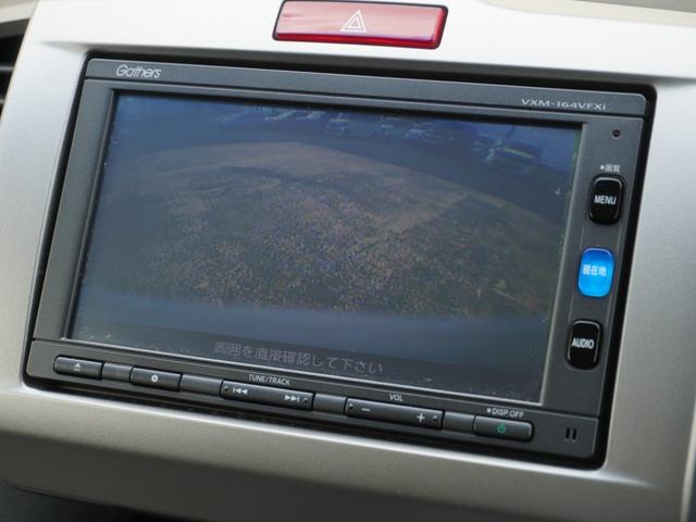 フリードハイブリッド ハイブリッドプレミアムエディション　ワンオーナー　純正７インチナビ（ＶＸＭ－１６４ＶＦＸｉ）　フルセグ　リアカメラ　ＥＴＣ　両側電動ドア　ウォークスルー　クルーズコントロール　ＨＩＤオートライト　アイドリングストップ　Ｂｌｕｅｔｏｏｔｈ（4枚目）