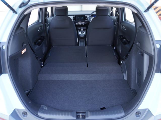 フィット ｅ：ＨＥＶクロスター　４ＷＤ　ワンオーナー車　社外ディスプレイオーディオ　ドラレコ　ＥＴＣ　障害物センサー　Ｂｌｕｅｔｏｏｔｈ　ＬＥＤオートライト　サイドエアバック　衝突被害軽減ブレーキ　純正アルミホイール（12枚目）