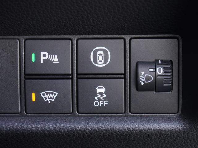 フィット ｅ：ＨＥＶクロスター　４ＷＤ　ワンオーナー車　社外ディスプレイオーディオ　ドラレコ　ＥＴＣ　障害物センサー　Ｂｌｕｅｔｏｏｔｈ　ＬＥＤオートライト　サイドエアバック　衝突被害軽減ブレーキ　純正アルミホイール（53枚目）