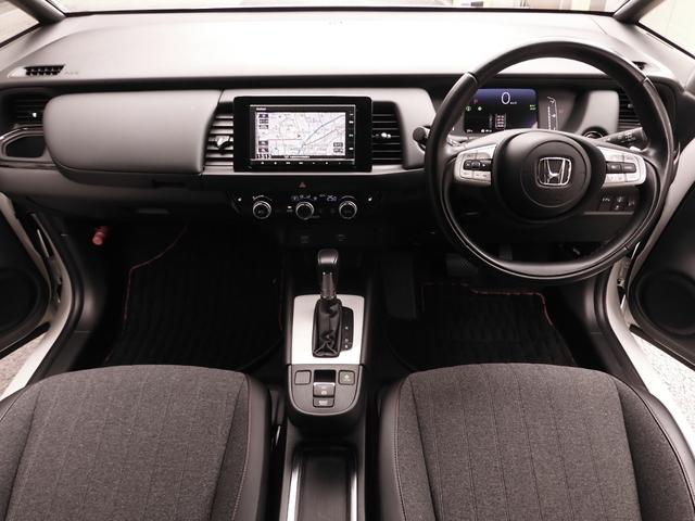 フィット ｅ：ＨＥＶホーム２０周年特別仕様車カーサ　７インチナビ　バックカメラ　ＥＴＣ　アダプティブクルーズコントロール　シートヒーター　Ｂｌｕｅｔｏｏｔｈ　ＵＳＢ入力端子　ＬＥＤヘッドライト　衝突被害軽減ブレーキ　純正アルミホイール　禁煙車（8枚目）