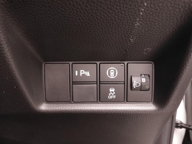 フィット ｅ：ＨＥＶホーム２０周年特別仕様車カーサ　７インチナビ　バックカメラ　ＥＴＣ　アダプティブクルーズコントロール　シートヒーター　Ｂｌｕｅｔｏｏｔｈ　ＵＳＢ入力端子　ＬＥＤヘッドライト　衝突被害軽減ブレーキ　純正アルミホイール　禁煙車（17枚目）