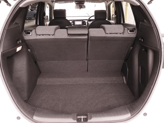フィット ｅ：ＨＥＶホーム２０周年特別仕様車カーサ　７インチナビ　バックカメラ　ＥＴＣ　アダプティブクルーズコントロール　シートヒーター　Ｂｌｕｅｔｏｏｔｈ　ＵＳＢ入力端子　ＬＥＤヘッドライト　衝突被害軽減ブレーキ　純正アルミホイール　禁煙車（49枚目）