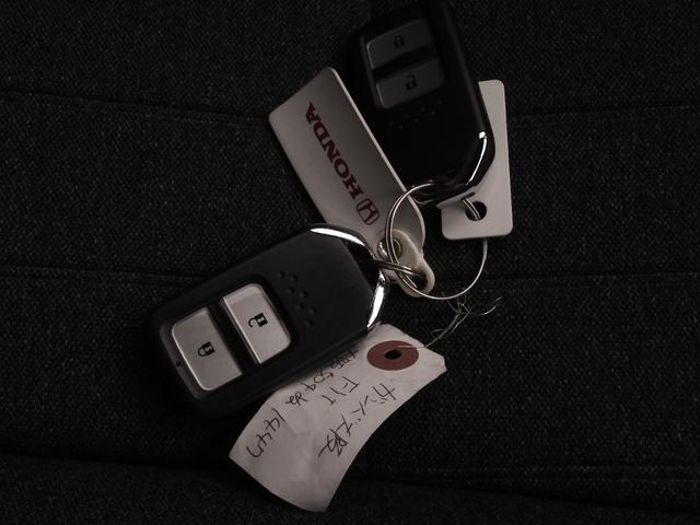フィット ｅ：ＨＥＶホーム２０周年特別仕様車カーサ　７インチナビ　バックカメラ　ＥＴＣ　アダプティブクルーズコントロール　シートヒーター　Ｂｌｕｅｔｏｏｔｈ　ＵＳＢ入力端子　ＬＥＤヘッドライト　衝突被害軽減ブレーキ　純正アルミホイール　禁煙車（65枚目）