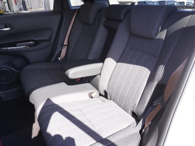 フィット ｅ：ＨＥＶホーム２０周年特別仕様車カーサ　ワンオーナー　７インチナビ　バックカメラ　ＥＴＣ　アダプティブクルーズコントロール　シートヒーター　Ｂｌｕｅｔｏｏｔｈ　ＵＳＢ入力端子　ＬＥＤヘッドライト　衝突被害軽減ブレーキ　純正アルミホイール（9枚目）