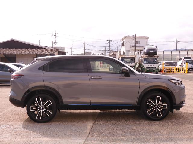 ヴェゼル ｅ：ＨＥＶＺ・ＰＬａＹパッケージ　デモカー　９インチナビ　全周囲カメラ　ＥＴＣ２．０　ドラレコ　渋滞追従クルーズ　前席シートヒーター　Ｂｌｕｅｔｏｏｔｈ　障害物センサー　デイライト　ガラスルーフ　ＢＳＩ　後席出庫サポート　禁煙車（28枚目）
