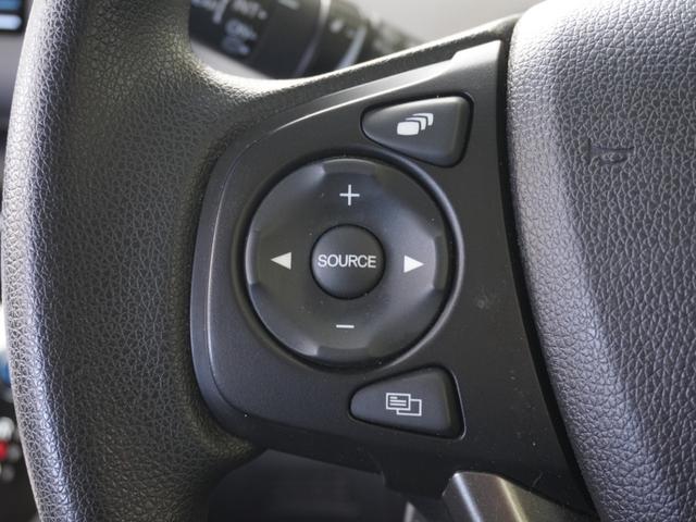 ◆オーディオリモコンスイッチ◆ハンドルにスイッチが装備されてます。視点をそらすことなく、ボリューム調整・オーディオソース切替・選曲が出来ます。安全運転しながら操作が可能になりました。