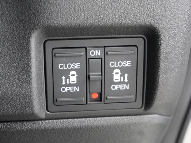 【パワースライドドア】車外・車内のドアハンドルからはもちろん、運転席スイッチやリモコンキーからも開閉操作が可能。挟み込み防止機能もあり、お子さまの乗り降りも安心。