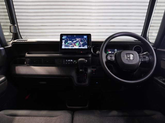 【室内】シートや内装各部への徹底した清掃を実施。