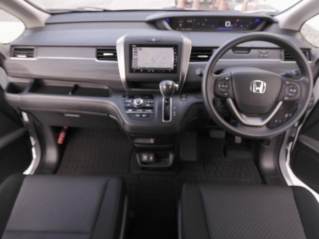 フリード Ｇブラックスタイル　ワンオーナー　７インチナビ　バックカメラ　ＥＴＣ　アダプティブクルーズコントロール　両側電動スライドドア　シートヒーター　Ｂｌｕｅｔｏｏｔｈ　ＬＥＤヘッドライト　衝突被害軽減ブレーキ　禁煙車（7枚目）