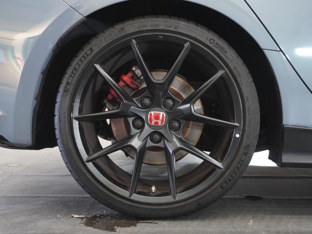 シビック タイプR 2年保証6速MTナビRカメETCクルコンBT地デジ アダプティブクルーズコントロール Bluetooth ブラインドスポット 後退出庫サポート デイライト 本革巻きハンドル オートハイビーム(2枚目)