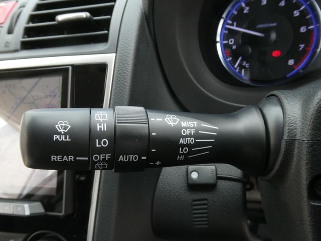 ◆ワイパー・ウォッシャースイッチ◆ワイパーは雨量に応じて切り替え可能なスイッチがついており、ウォッシャースイッチは手前に引くと噴射してフロントガラスを綺麗にしてくれます。