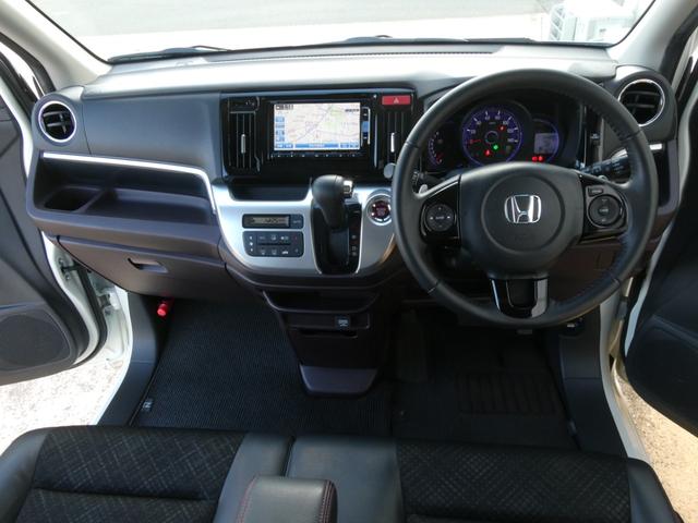 ◆視界広々で非常に運転しやすくロングドライブでも疲れを感じさせないすっきりとまとまったインパネ周りです。