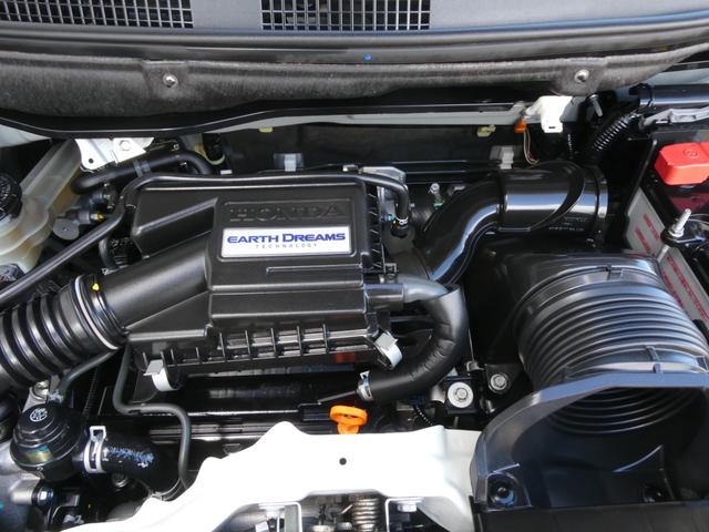 ◆エンジンルーム◆車の心臓部分のエンジンルームが汚いとトラブルの基になります。当店は専用の液剤を使って徹底的に綺麗にします。