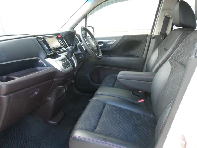 ◆運転席と助手席は足元が繋がっているので自由に行き来しやすいので駐車場が狭いときでも助手席側からスムーズに乗り降りできて便利！