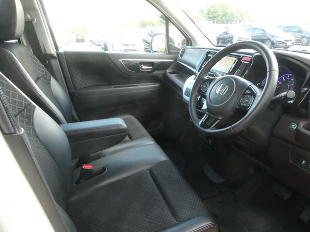 ◆運転席と助手席は足元が繋がっているので自由に行き来しやすいので駐車場が狭いときでも助手席側からスムーズに乗り降りできて便利！