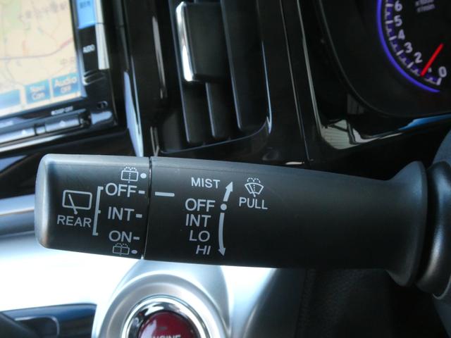 ◆ワイパー・ウォッシャースイッチ◆ワイパーは雨量に応じて切り替え可能なスイッチがついており、ウォッシャースイッチは手前に引くと噴射してフロントガラスを綺麗にしてくれます。