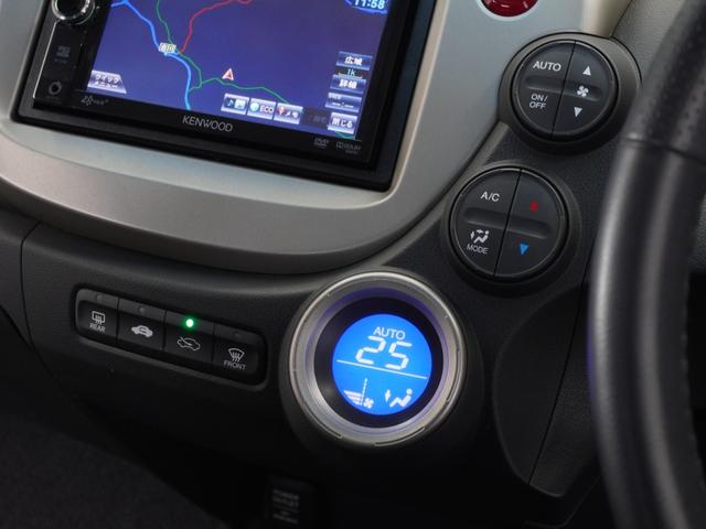 フィットハイブリッド ハイブリッド・10thアニバーサリー 1年保証ナビRカメETCクルコンDVD再生HID フルセグTV スマートキー スペアキー有 CD/DVD再生 アイドリングストップ 盗難防止装置 チップアップシート(9枚目)