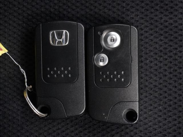 フィットハイブリッド ハイブリッド・10thアニバーサリー 1年保証ナビRカメETCクルコンDVD再生HID フルセグTV スマートキー スペアキー有 CD/DVD再生 アイドリングストップ 盗難防止装置 チップアップシート(15枚目)