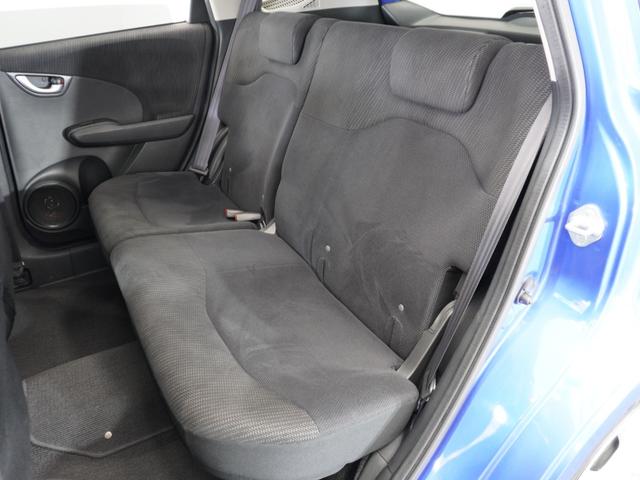 フィットハイブリッド ハイブリッド・10thアニバーサリー 1年保証ナビRカメETCクルコンDVD再生HID フルセグTV スマートキー スペアキー有 CD/DVD再生 アイドリングストップ 盗難防止装置 チップアップシート(18枚目)