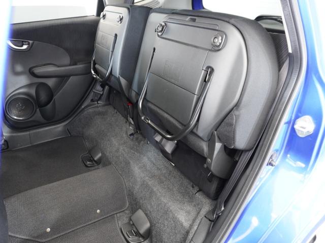 フィットハイブリッド ハイブリッド・10thアニバーサリー 1年保証ナビRカメETCクルコンDVD再生HID フルセグTV スマートキー スペアキー有 CD/DVD再生 アイドリングストップ 盗難防止装置 チップアップシート(19枚目)