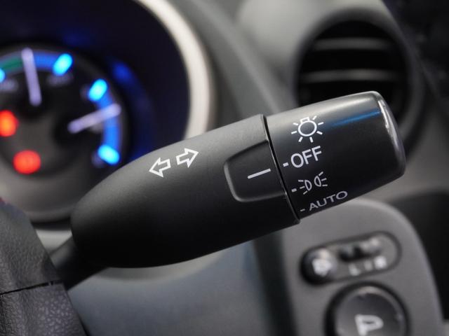 フィットハイブリッド ハイブリッド・10thアニバーサリー 1年保証ナビRカメETCクルコンDVD再生HID フルセグTV スマートキー スペアキー有 CD/DVD再生 アイドリングストップ 盗難防止装置 チップアップシート(29枚目)