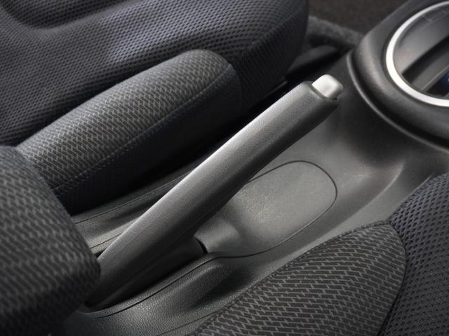 フィットハイブリッド ハイブリッド・10thアニバーサリー 1年保証ナビRカメETCクルコンDVD再生HID フルセグTV スマートキー スペアキー有 CD/DVD再生 アイドリングストップ 盗難防止装置 チップアップシート(31枚目)